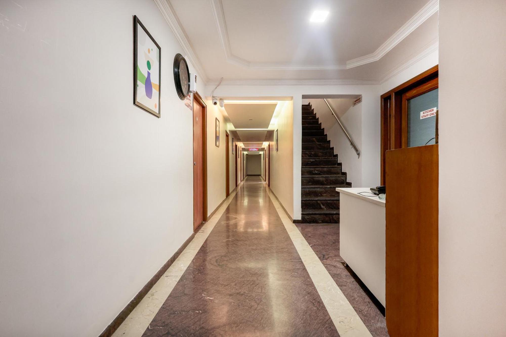 Treebo Rvg Hotel วาโดดารา ภายนอก รูปภาพ