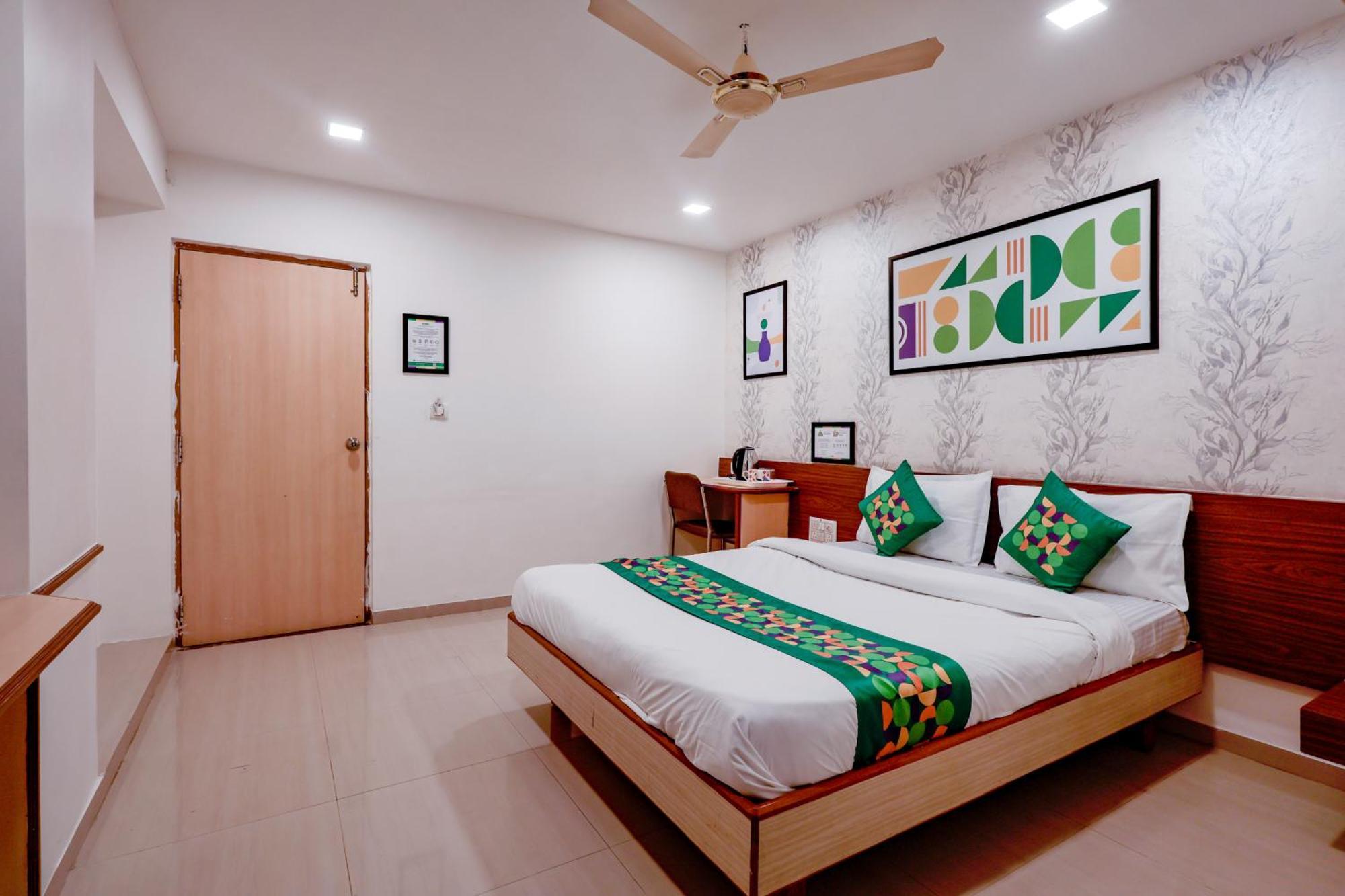 Treebo Rvg Hotel วาโดดารา ภายนอก รูปภาพ