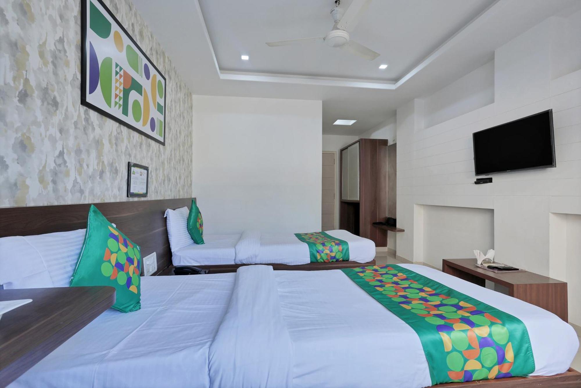 Treebo Rvg Hotel วาโดดารา ภายนอก รูปภาพ
