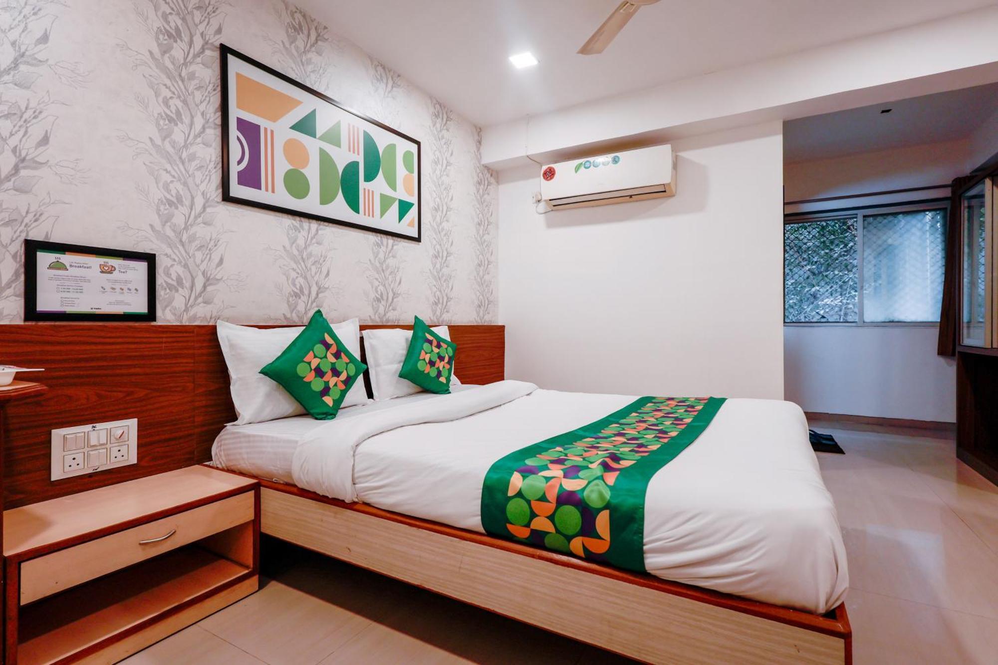 Treebo Rvg Hotel วาโดดารา ภายนอก รูปภาพ
