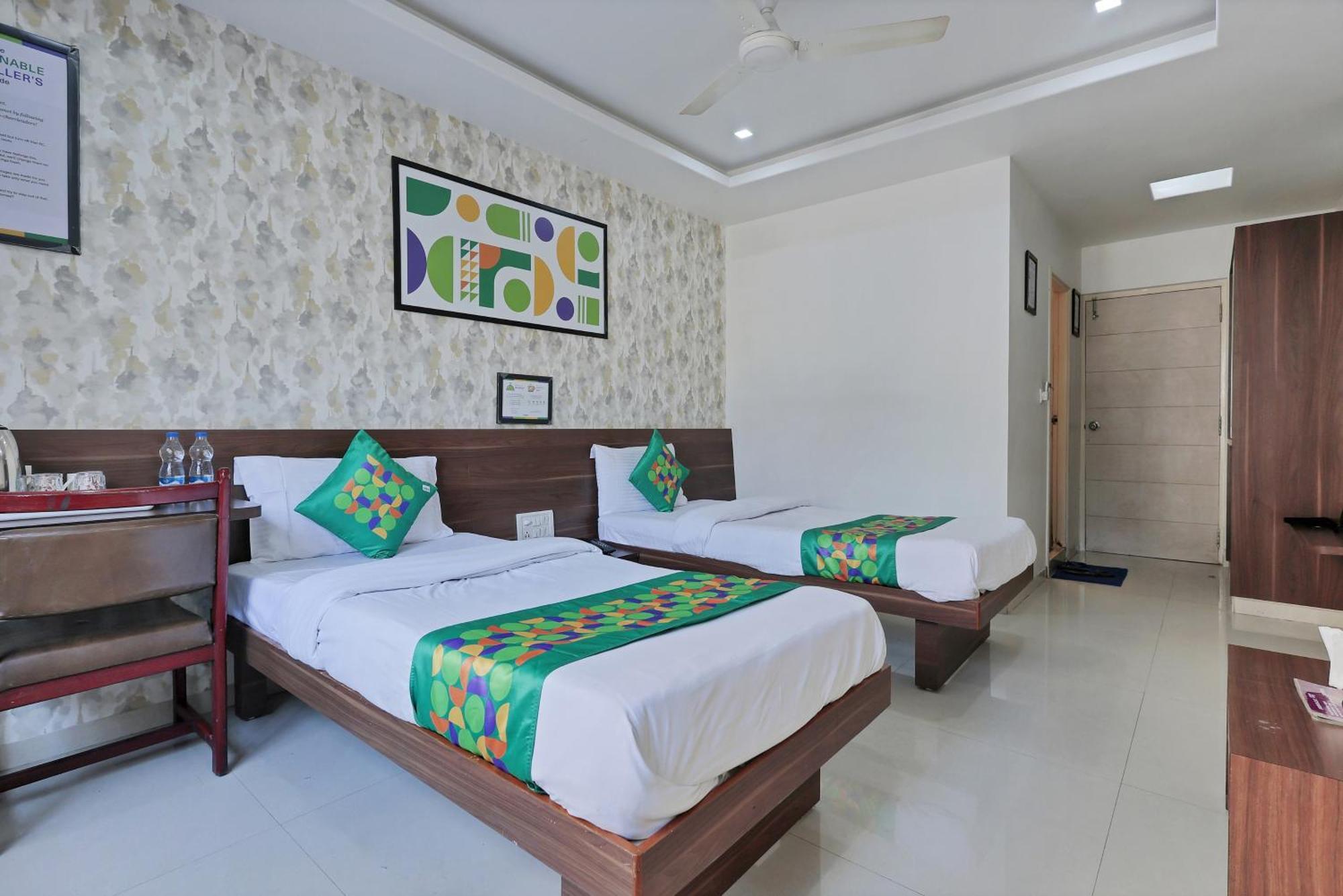 Treebo Rvg Hotel วาโดดารา ภายนอก รูปภาพ