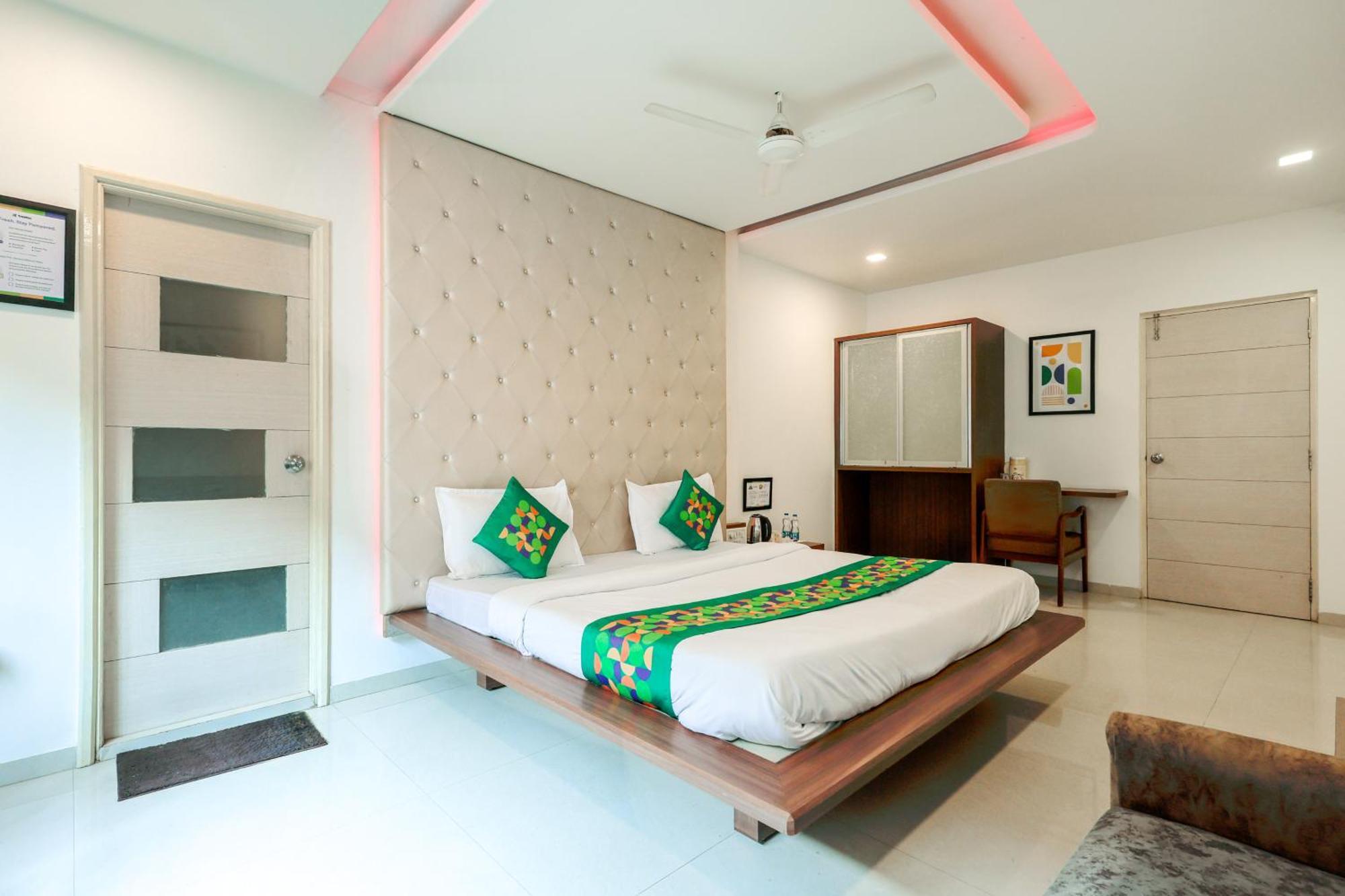 Treebo Rvg Hotel วาโดดารา ภายนอก รูปภาพ