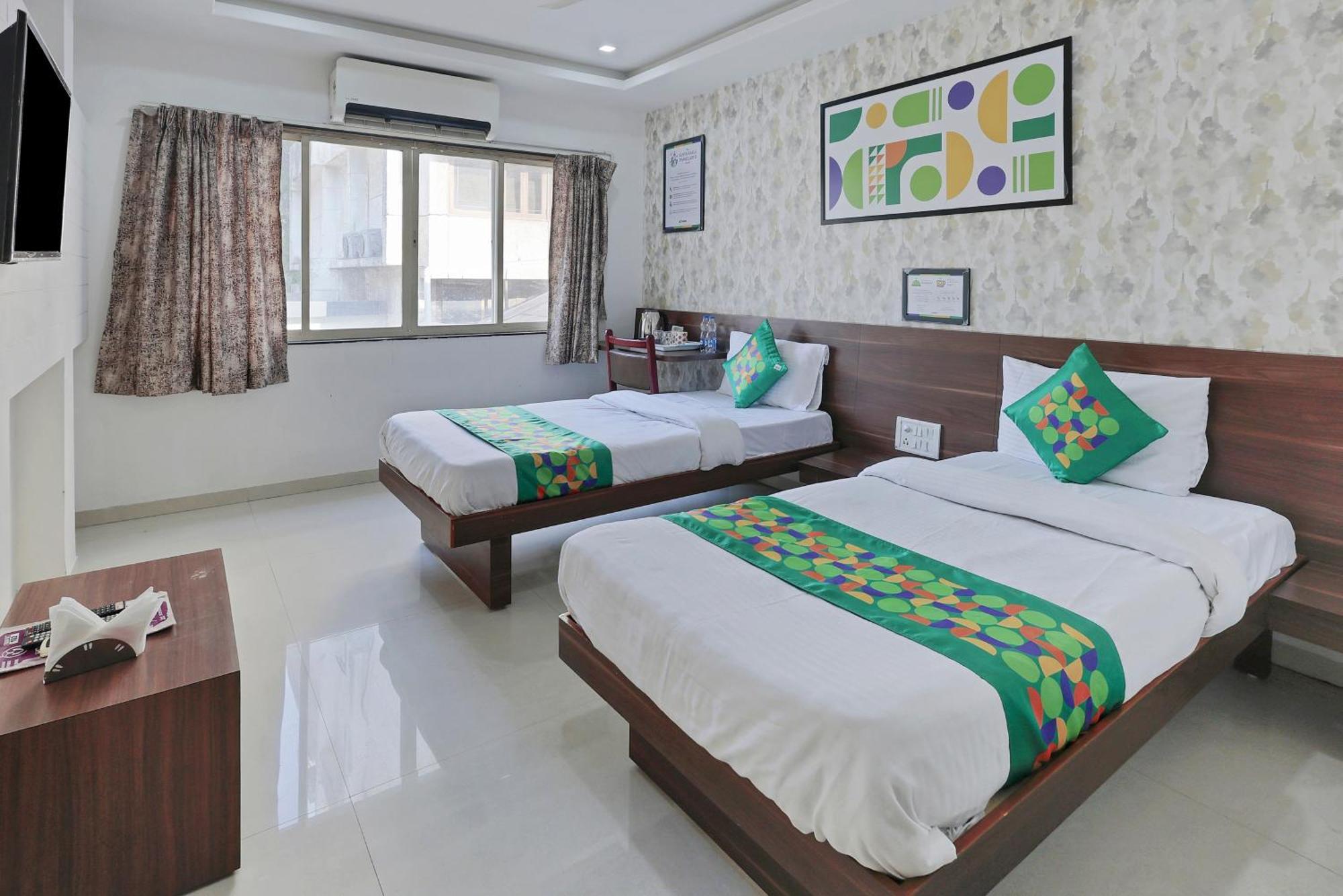 Treebo Rvg Hotel วาโดดารา ภายนอก รูปภาพ