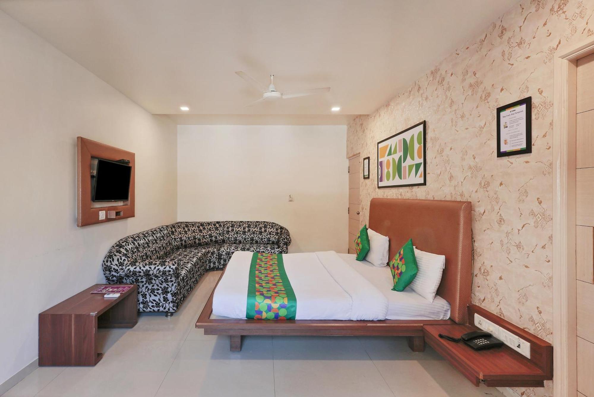 Treebo Rvg Hotel วาโดดารา ภายนอก รูปภาพ