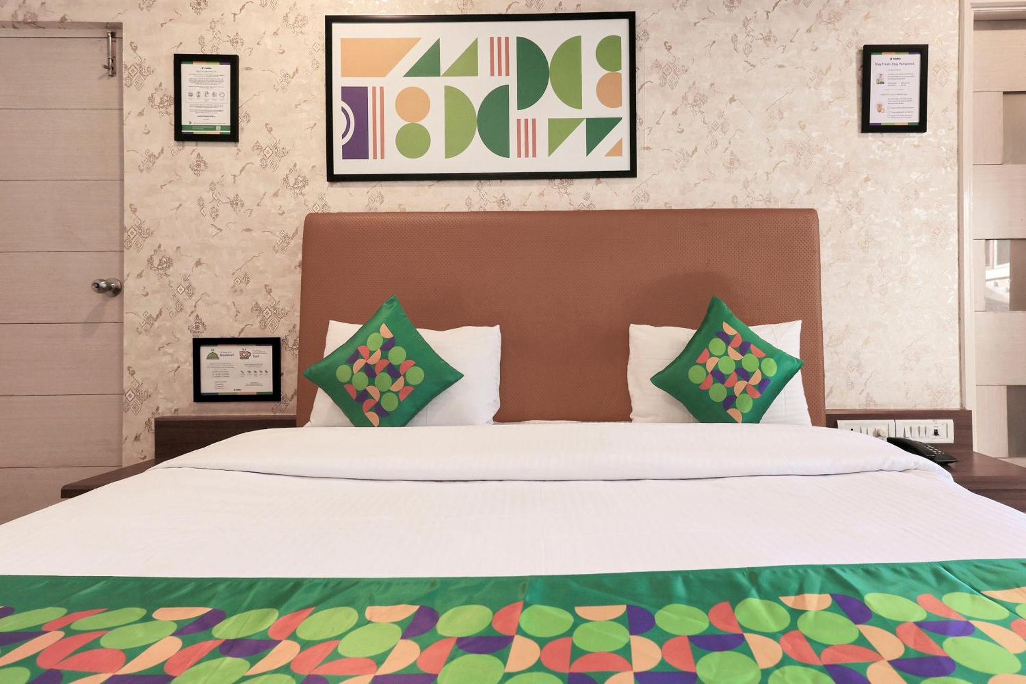 Treebo Rvg Hotel วาโดดารา ภายนอก รูปภาพ
